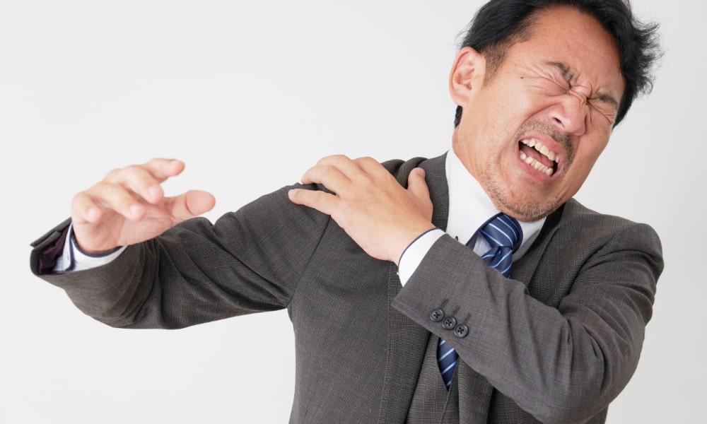五十肩で腕が上がらない男性