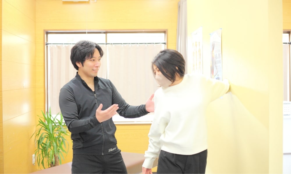 大胸筋のストレッチを教えるブライト整骨院の院長