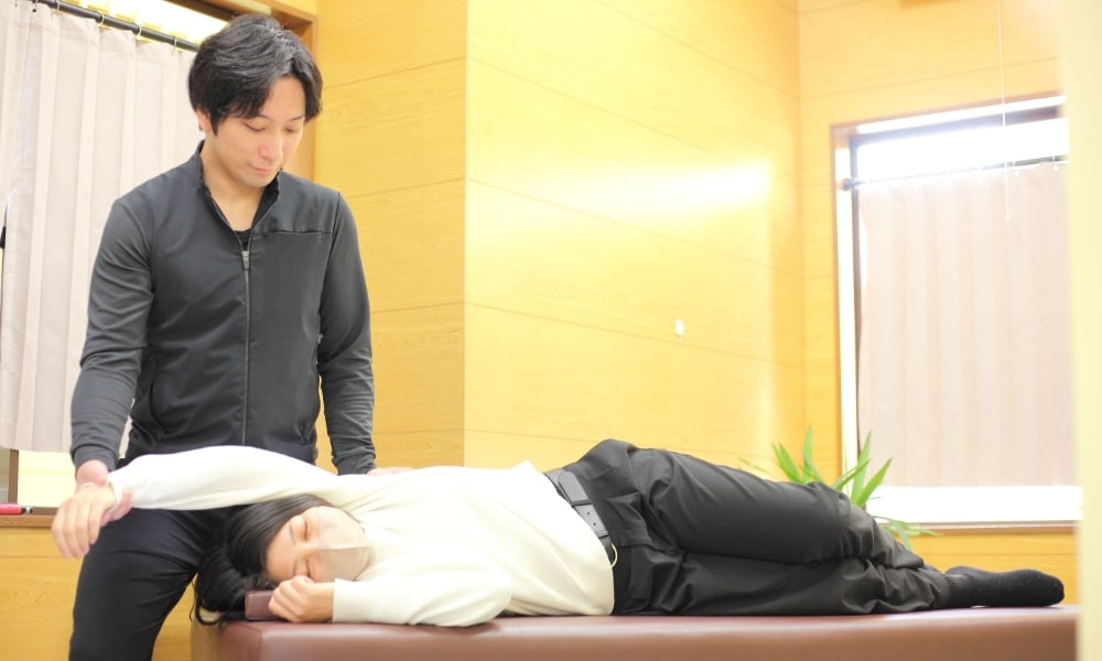 肩関節の可動域を確認するブライト整骨院の院長